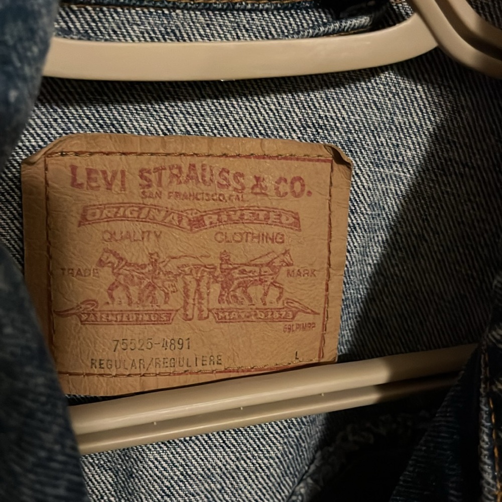Size large Levi’s denim jacket, Excellent condition. Clean smoke free. - Picture 2 of 13
